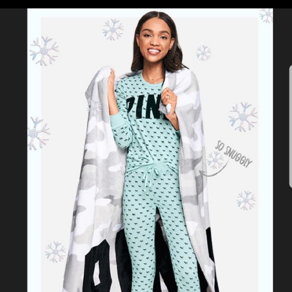 PINK Victoria's Secret Accessories - NEW Victorias Secret PINK White Camo Blanket
